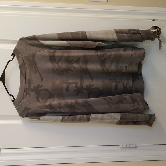 NWT Striped & Camo Top. Large - Picture 3 of 3